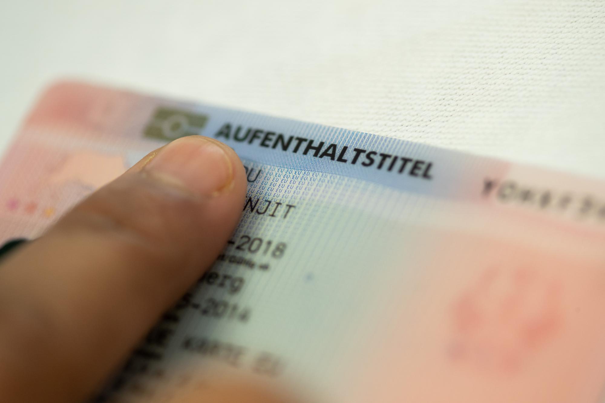 Dieser Aufenthaltstitel fehlt derzeit noch vielen Kölnern mit ausländischem Pass, die in den Urlaub fliegen wollen.