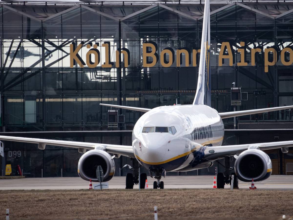 Ein Flugzeug von Ryanair steht auf dem Vorfeld des Flughafen Köln/Bonn.