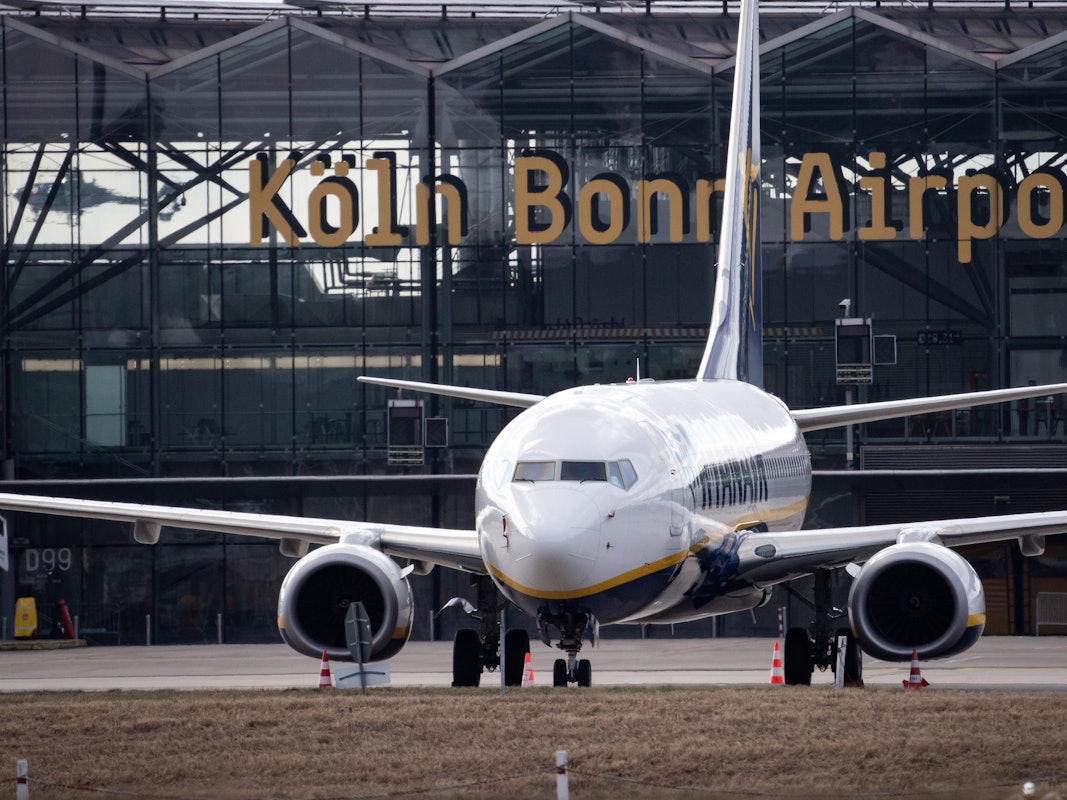 Ein Flugzeug von Ryanair steht auf dem Vorfeld des Flughafen Köln/Bonn.