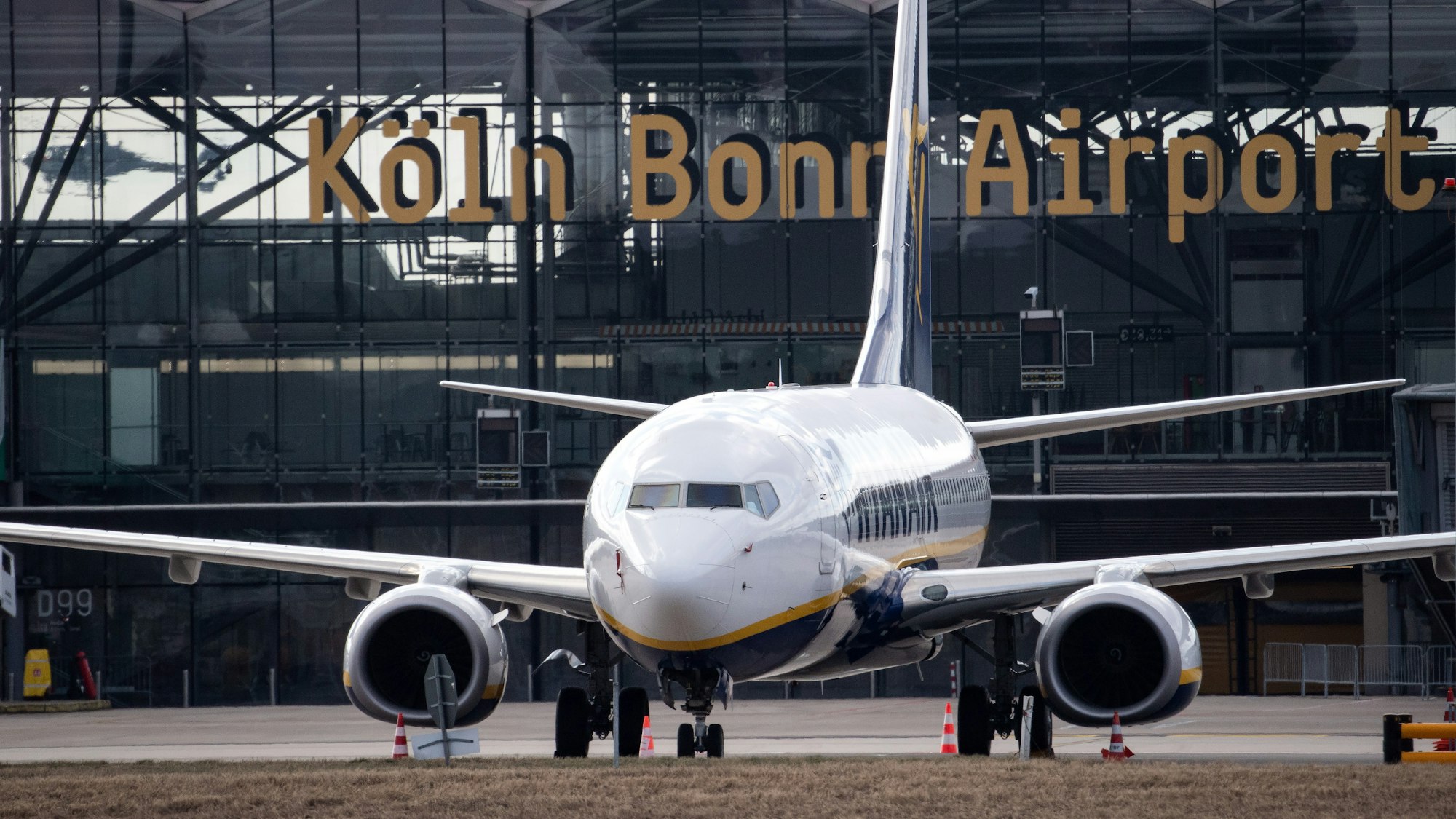 Ein Flugzeug von Ryanair steht auf dem Vorfeld des Flughafen Köln/Bonn.