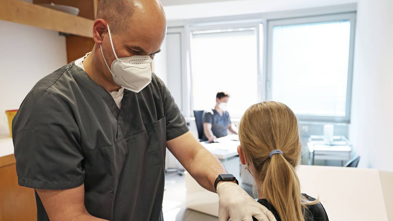 Kölner Ärzte wollen aus der Impfkampagne aussteigen. Auf diesem Foto impft ein Arzt in einer Praxis ein Mädchen gegen das Coronavirus.