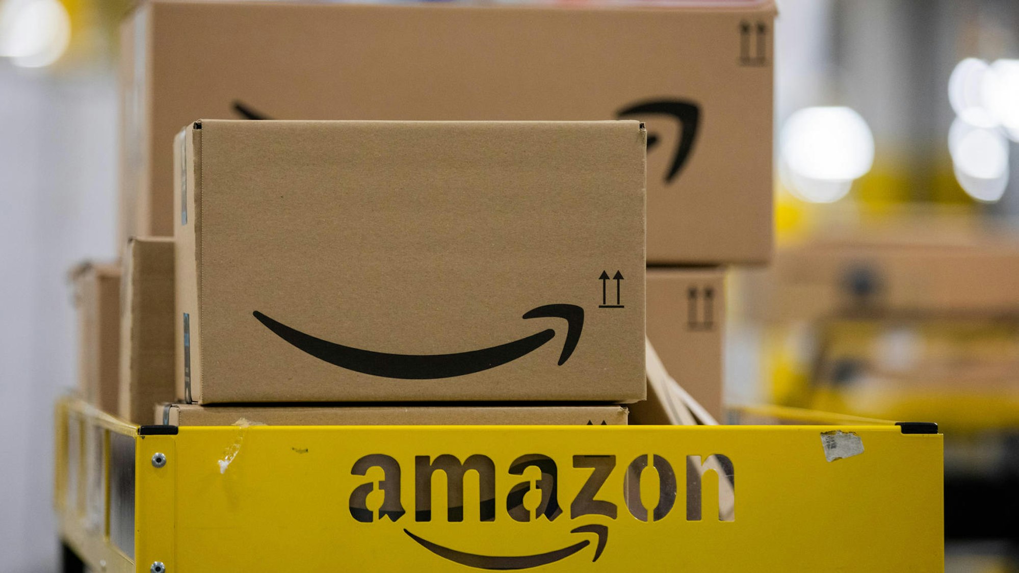 Ein Amazon-Karton in einem Logistikzentrum: Oft werden kleine Gegenstände auch in großen Kartons verschickt.