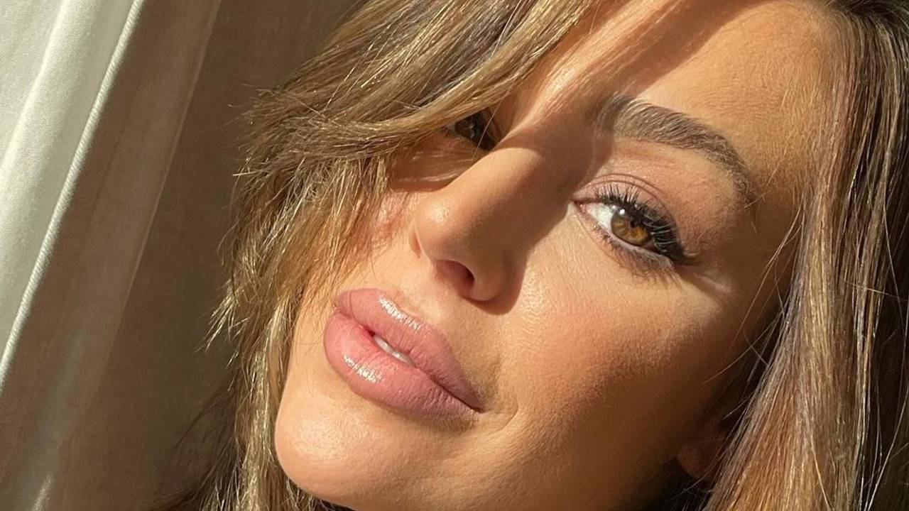 Samantha Abdul schaut für Selfie in die Kamera