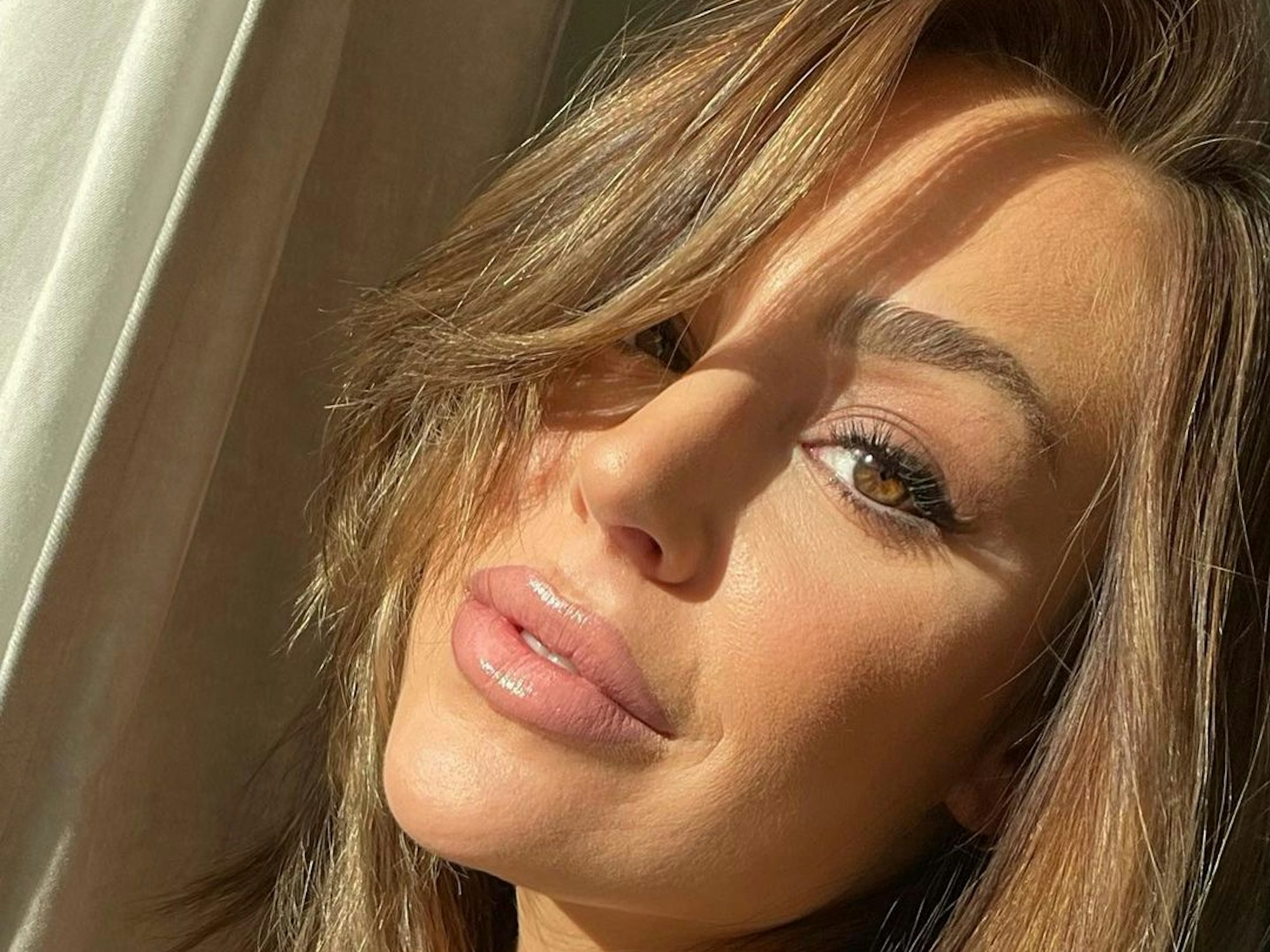 Samantha Abdul schaut für Selfie in die Kamera