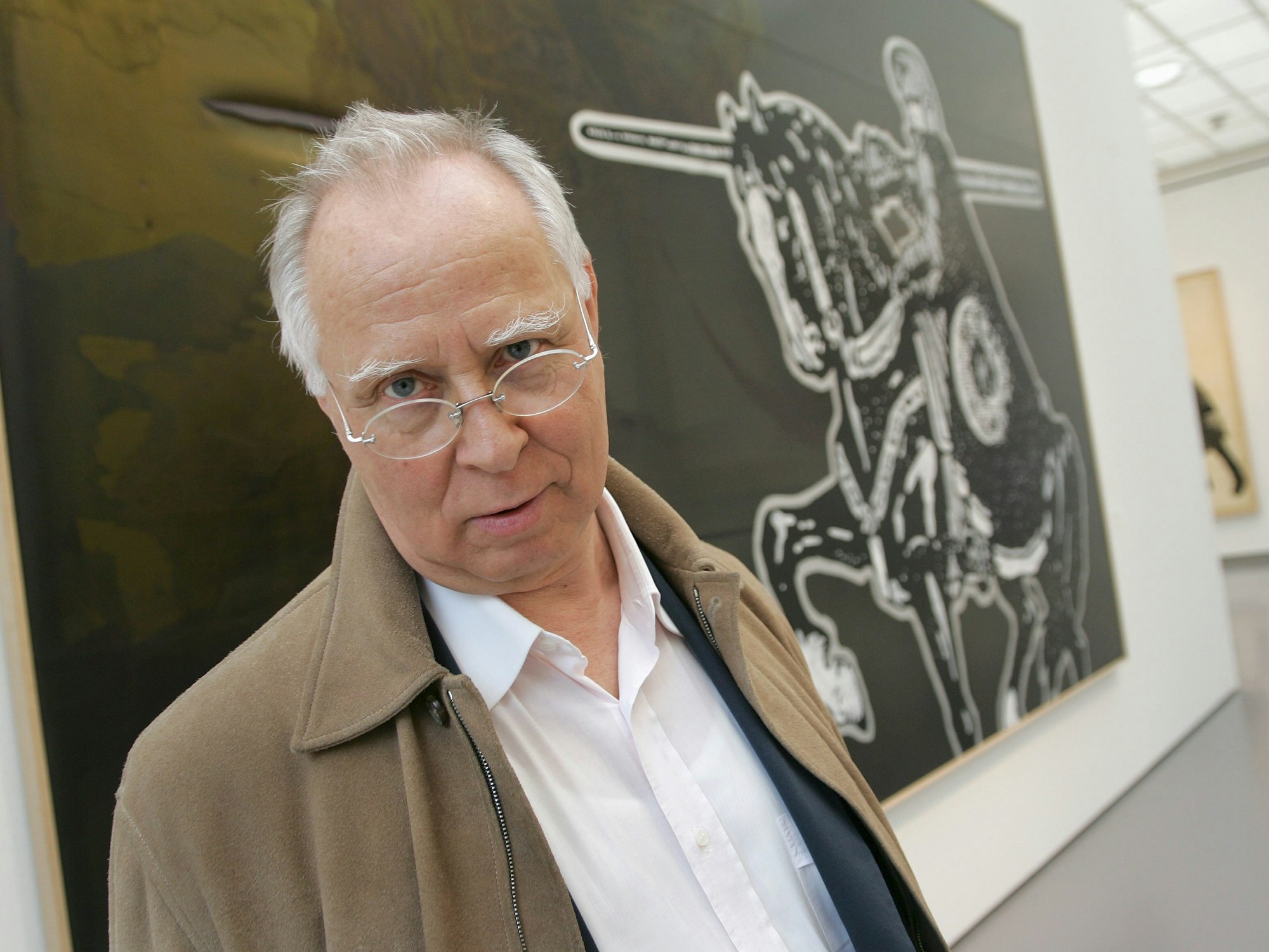Künstler Sigmar Polke vor einem seiner Kunstwerke.