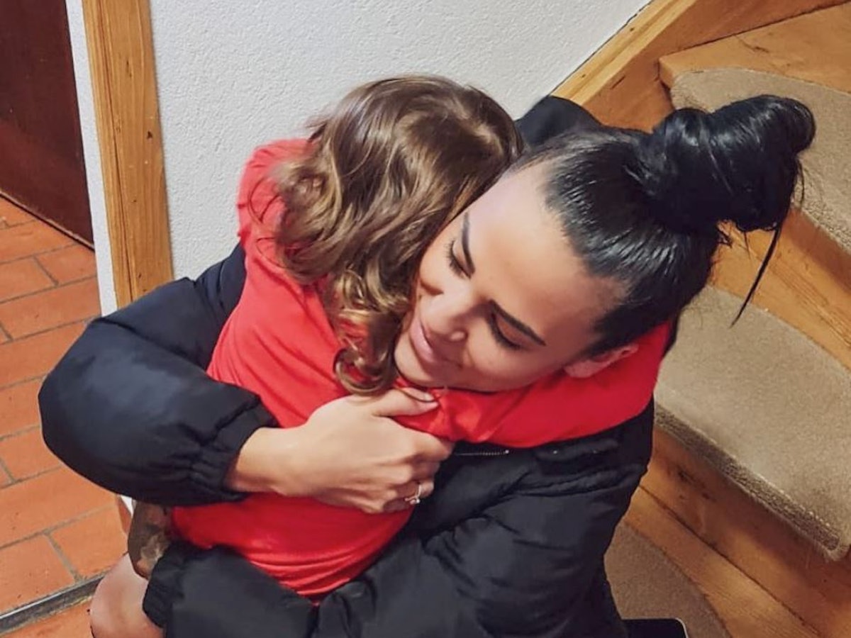 Trash-Star Elena Miras umarmt ihre Tochter Aylen, die nur von hinten zu sehen ist. Das Foto hat Elena Miras im Februar auf Instagram gepostet. Beide mussten mit einer Lebensmittelvergiftung ins Krankenhaus, erklärt Miras in einem Video.