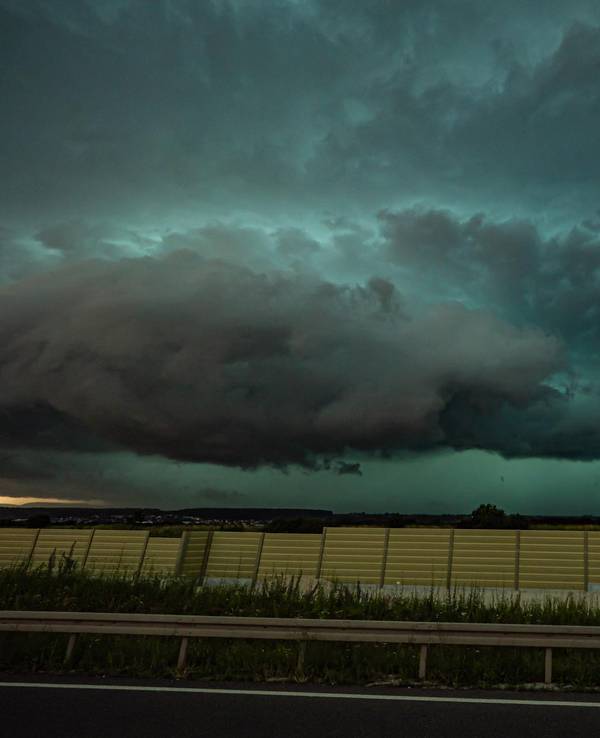 Ein massives Unwetter mit einer Shelf Cloud zieht über die A8 bei Esslingen und Stuttgart auf.