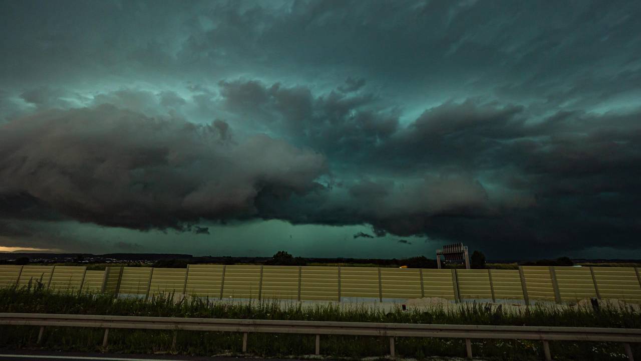 Ein massives Unwetter mit einer Shelf Cloud zieht über die A8 bei Esslingen und Stuttgart auf.