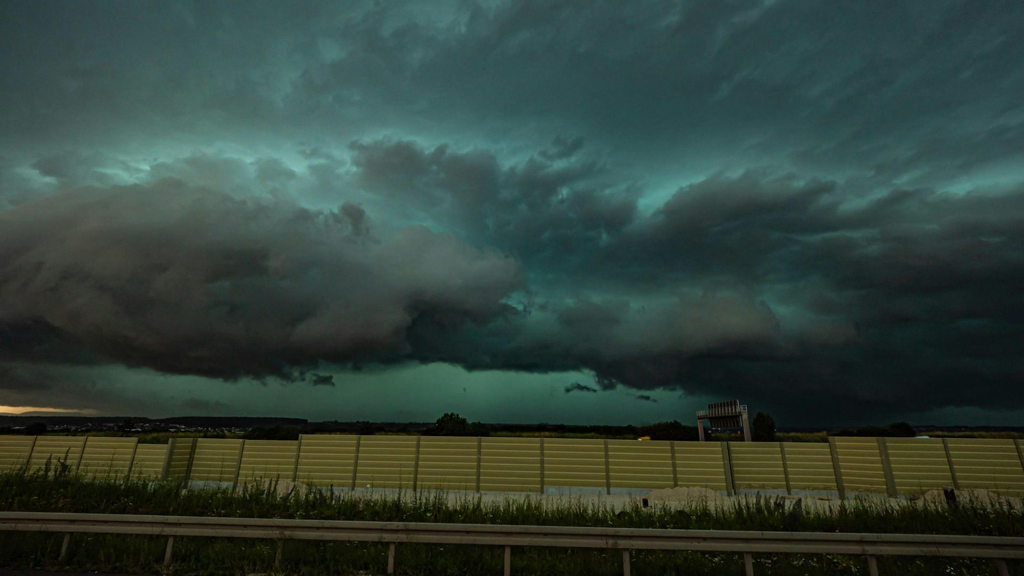 Ein Unwetter, das über der Autobahn A8 aufzieht.