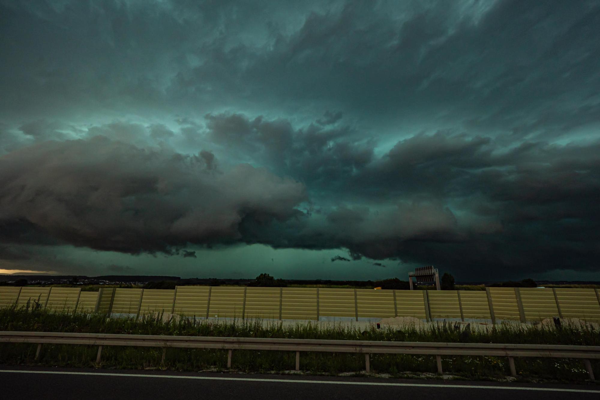 Ein massives Unwetter mit einer Shelf Cloud zieht über die A8 bei Esslingen und Stuttgart auf.