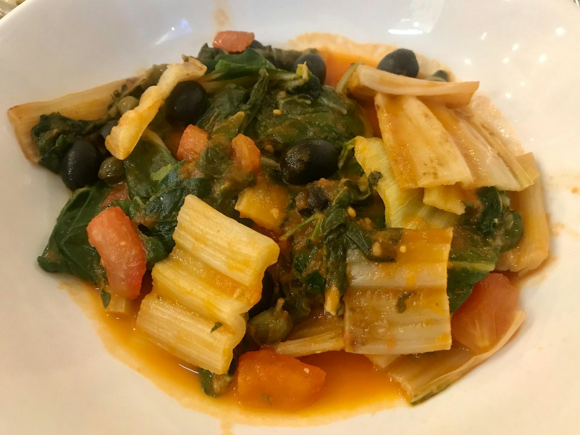 Mangold mit Knoblauch, Oliven, Kapern und Tomatensoße.