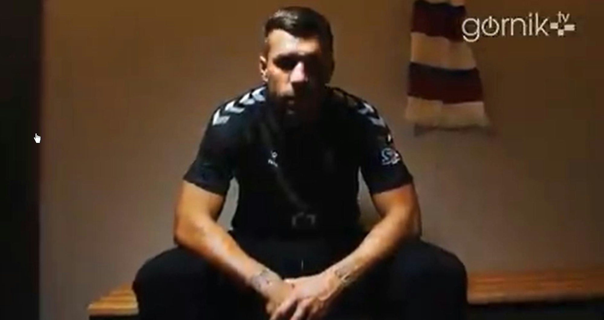 Lukas Podolski zeigt sich in einem Twitter-Video seines neuen Vereins Gornik Zabrze im schwarzen Trikot. Podolski wird seine Karriere beim polnischen Erstligisten fortsetzen.