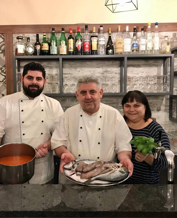 Giuseppe Trigona (2.v.l.) und Familie Pino, Maria (r.) und Daniela von der Trattoria Riviera in Sülz am Gottesweg