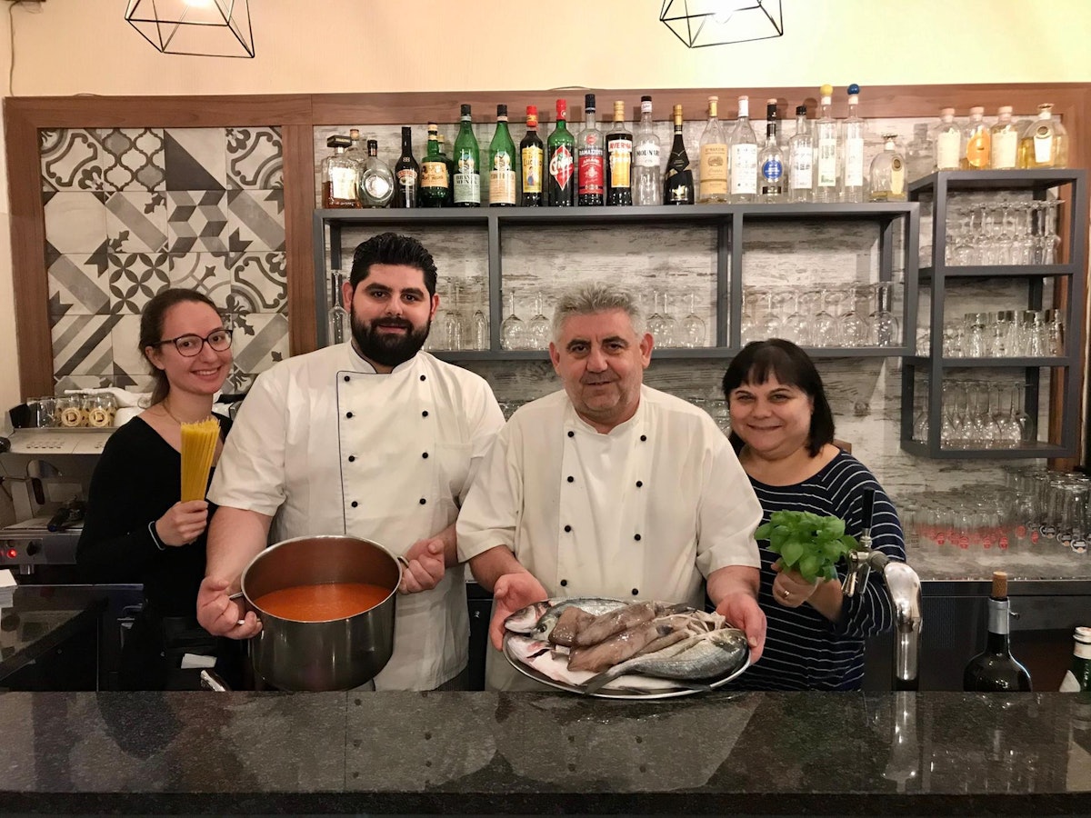 Giuseppe Trigona (2.v.l.) und Familie Pino, Maria (r.) und Daniela von der Trattoria Riviera in Sülz am Gottesweg