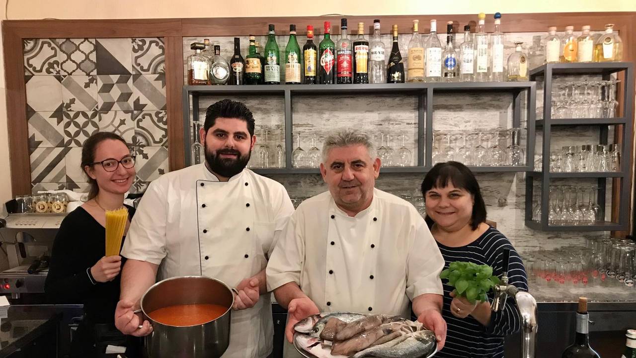 Giuseppe Trigona (2.v.l.) und Familie Pino, Maria (r.) und Daniela von der Trattoria Riviera in Sülz am Gottesweg