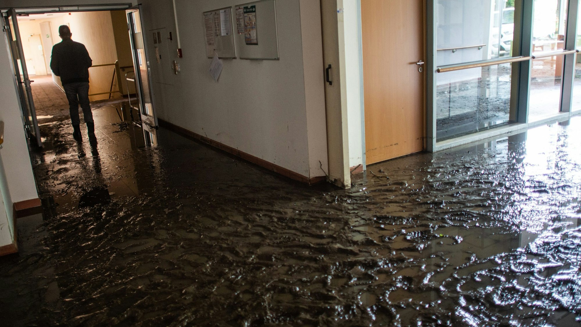 Eine Schlammlawine hat am 4. Juli 2021 Räume eines Seniorenheims in Fröndenberg regelrecht überspült.