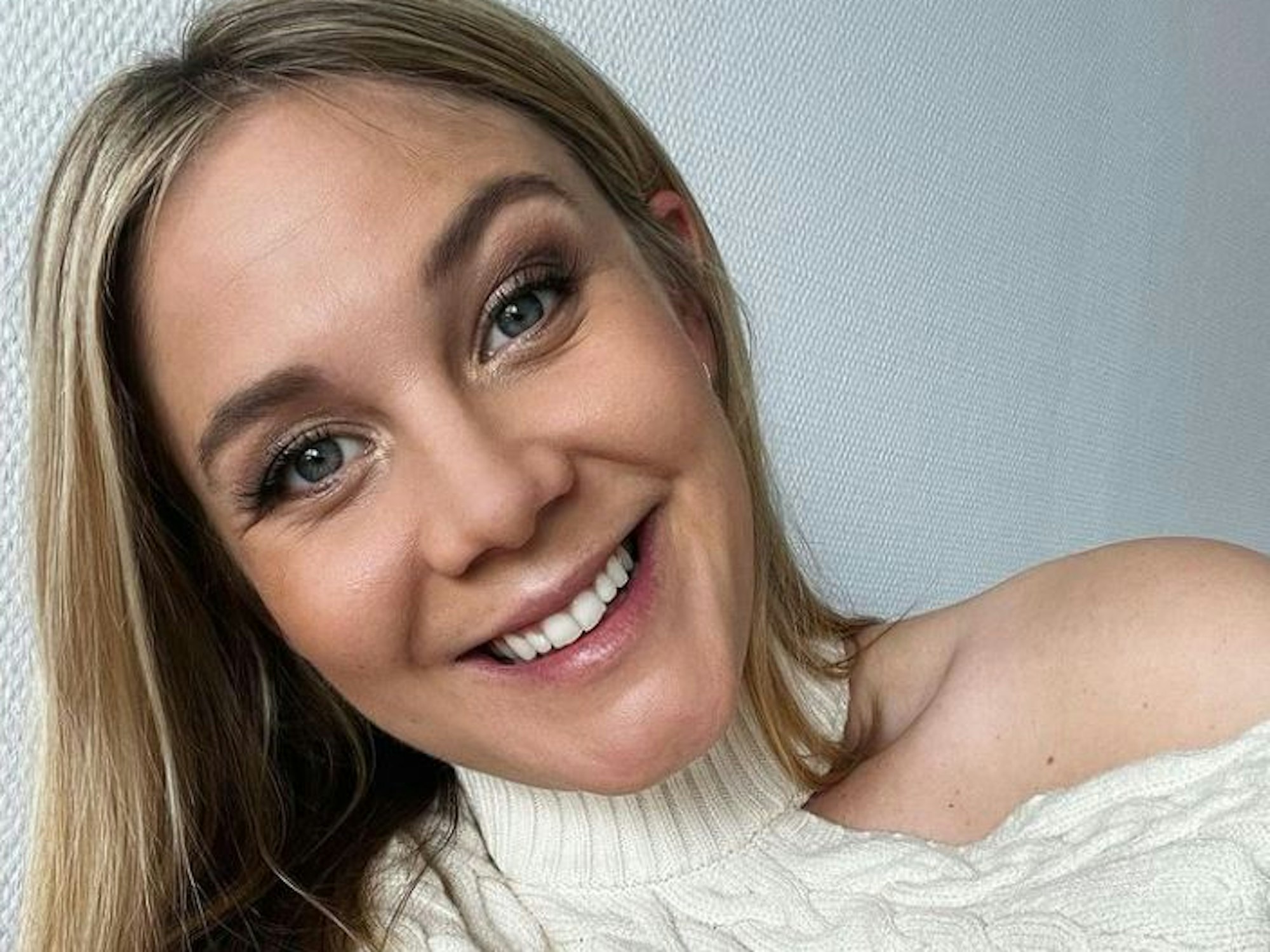 Die Sat.1-„Frühstücksfernsehen“-Moderatorin Alina Merkau auf einem Selfie.