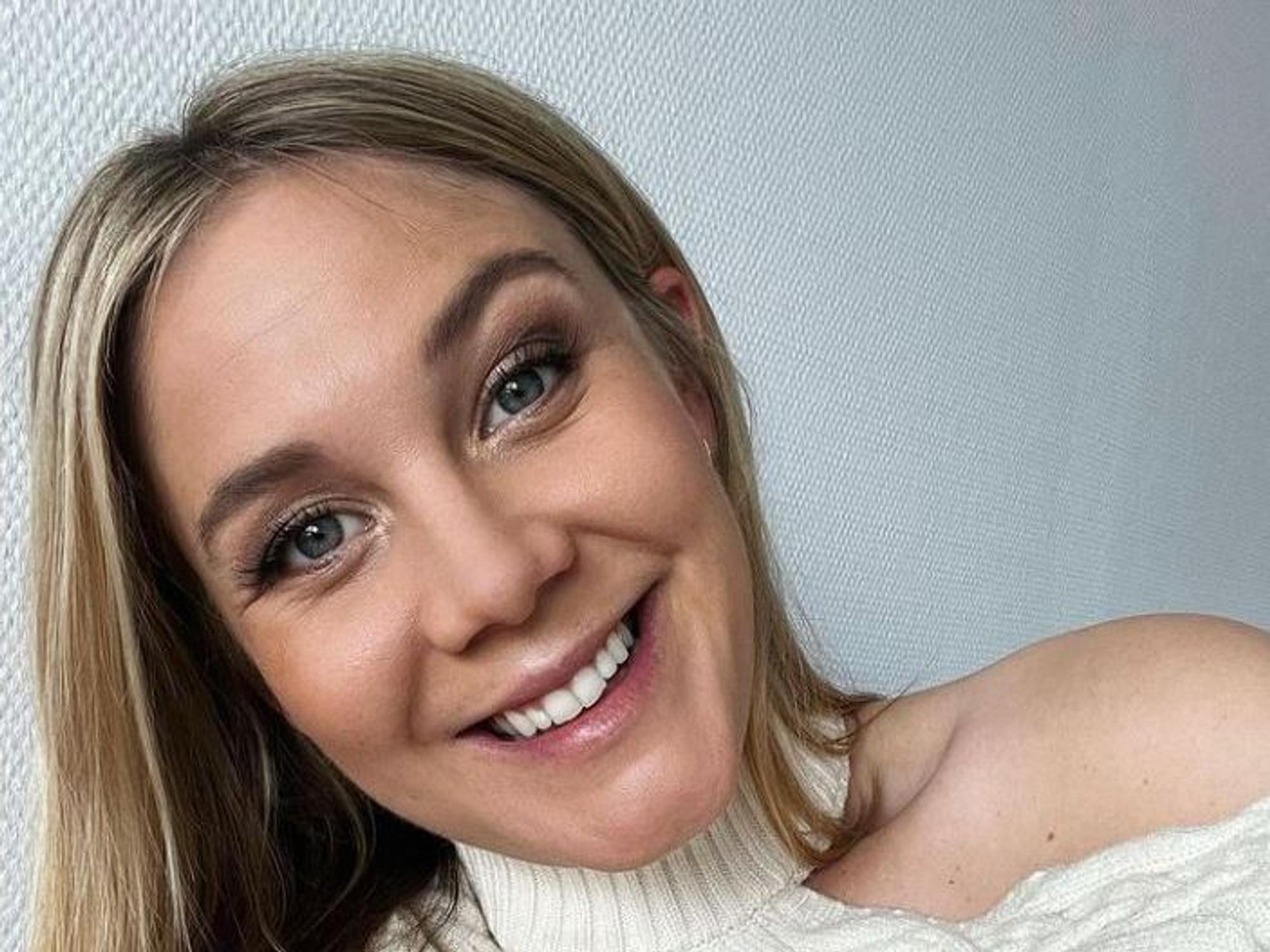 Die Sat.1 Frühstücksfernsehen Moderatorin Alina Merkau auf einem Selfie, aufgenommen am 10. Mai 2021. Der Screenshot wurde am 7. Juli erstellt.