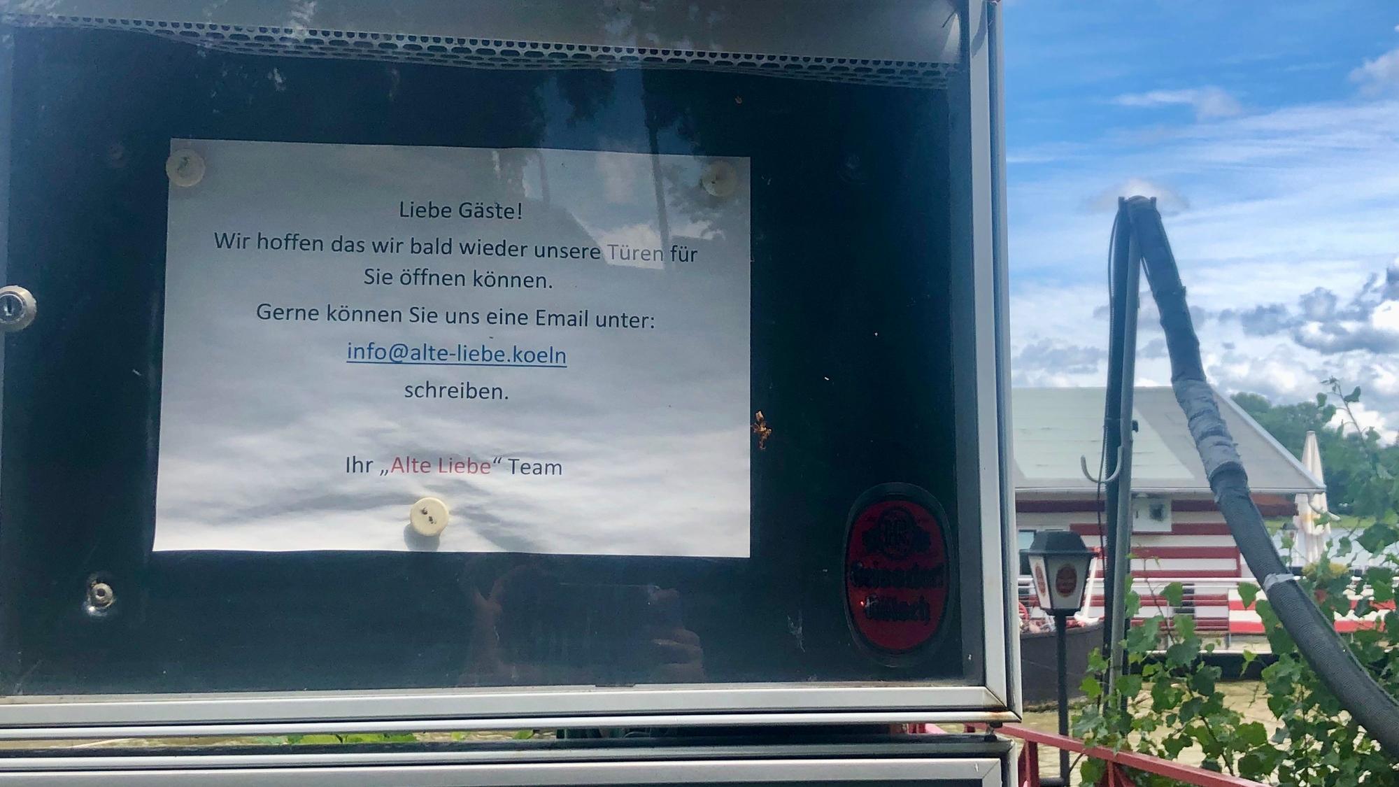 Ein Aushang mit Informationen für die Gäste vor dem Bootssteg der der „Alten Liebe“.