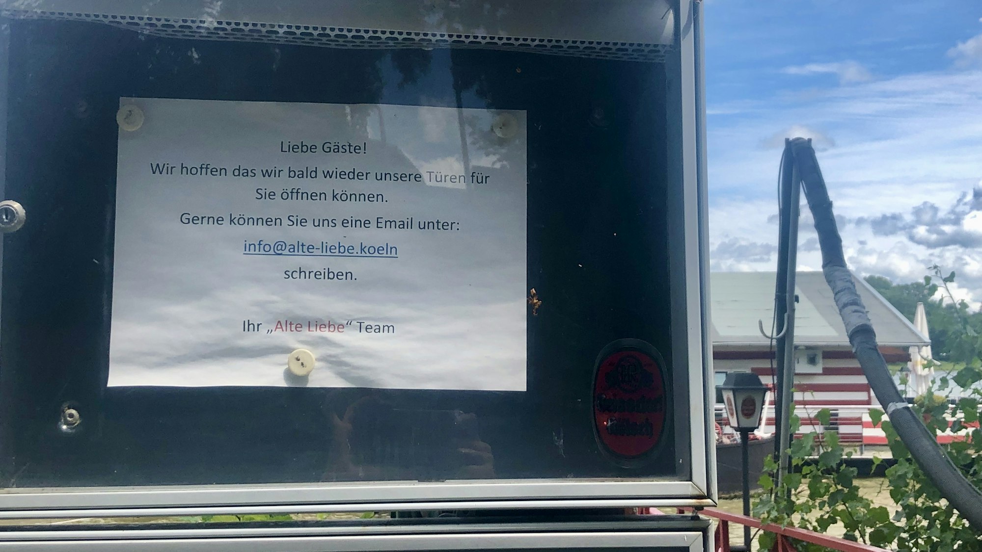 Ein Aushang mit Informationen für die Gäste vor dem Bootssteg der der „Alten Liebe“.