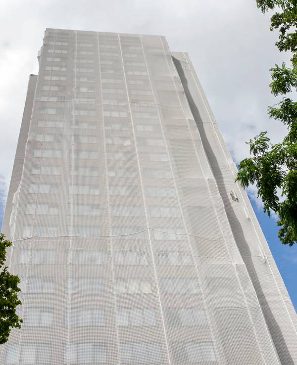 Der Wohnturm in Köln-Müngersdorf ist von einem großen Netz umhüllt.