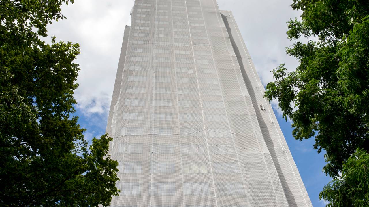 Der Wohnturm in Köln-Müngersdorf ist von einem großen Netz umhüllt.