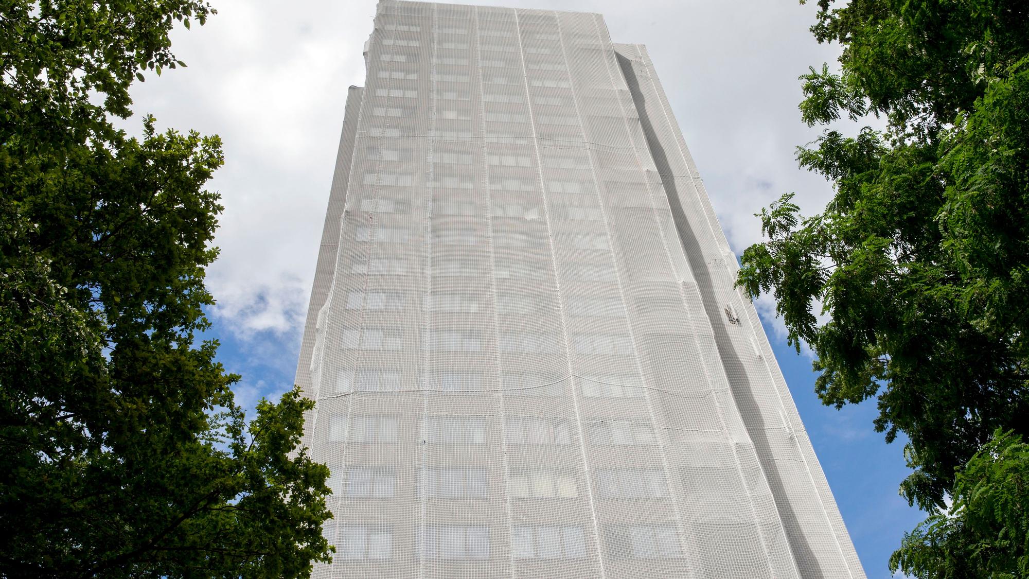 Der Wohnturm in Köln-Müngersdorf ist von einem großen Netz umhüllt.