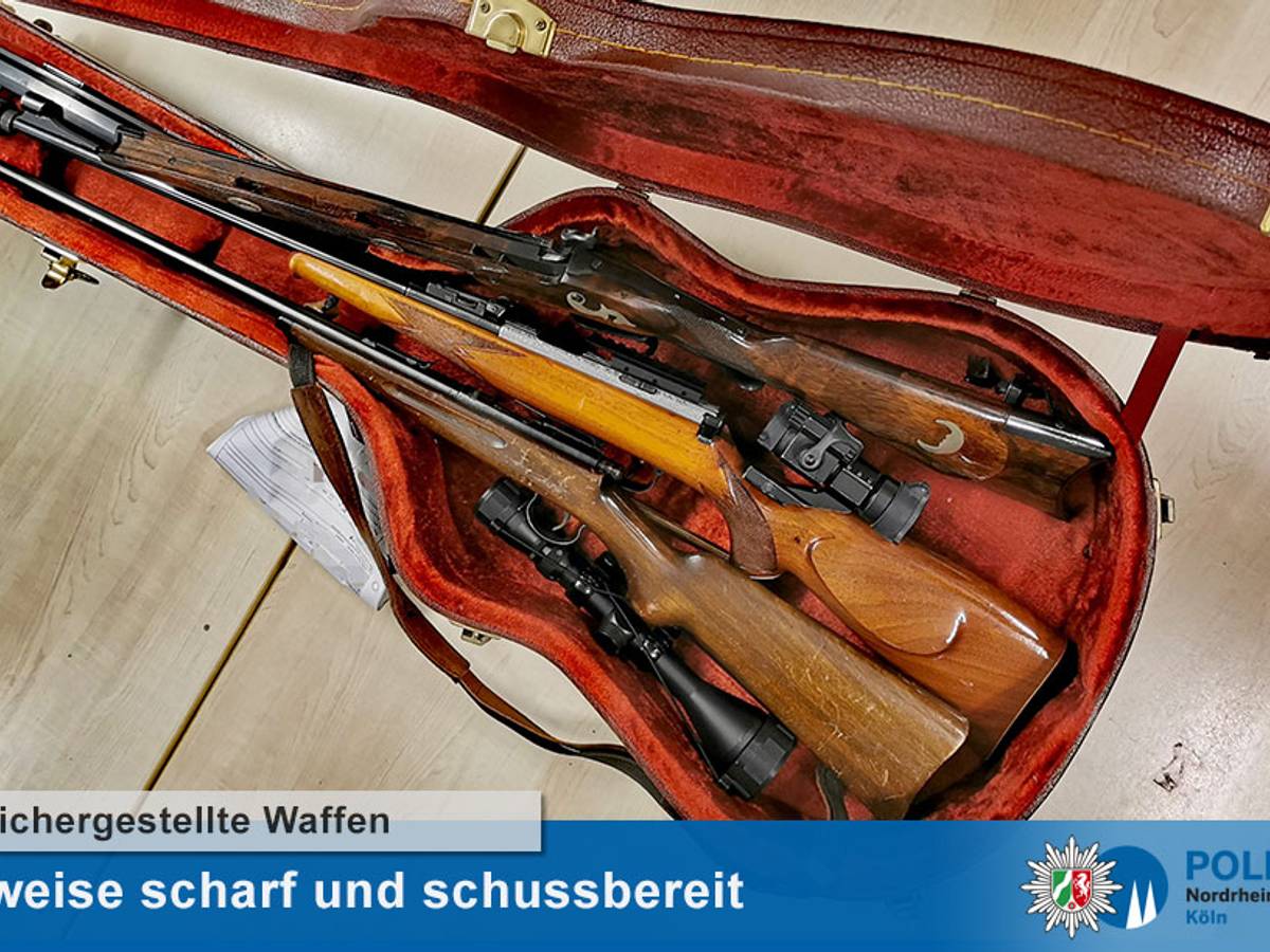 In einem Gitarrenkoffer befinden sich drei Gewehre sowie Zielfernrohre und Schalldämpfer.