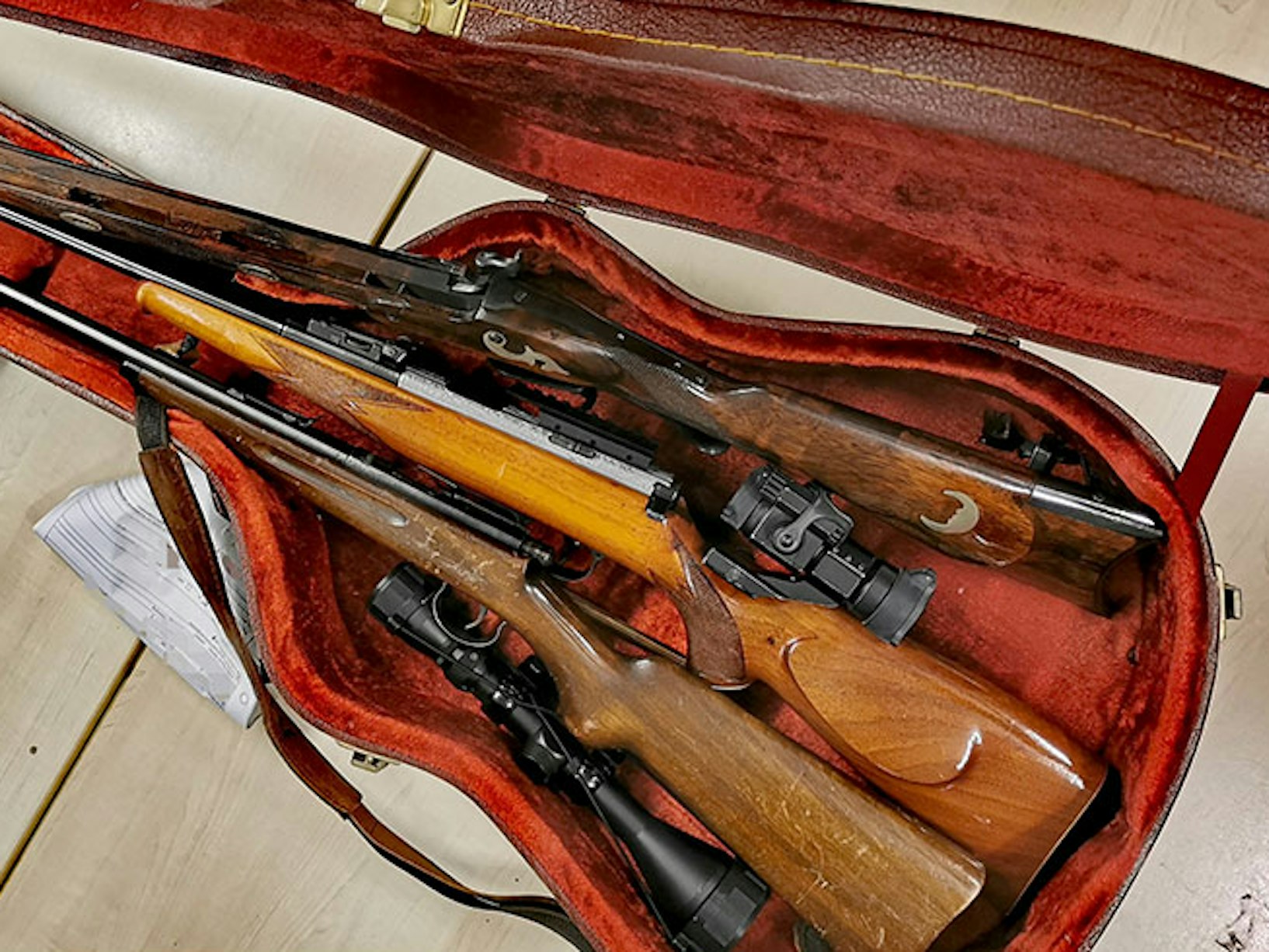 In einem Gitarrenkoffer befinden sich drei Gewehre sowie Zielfernrohre und Schalldämpfer.