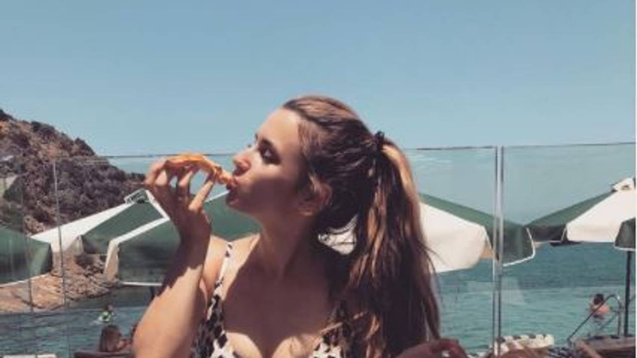 Chrissy Ginter genießt ein Stück Pizza im Griechenland-Urlaub.
