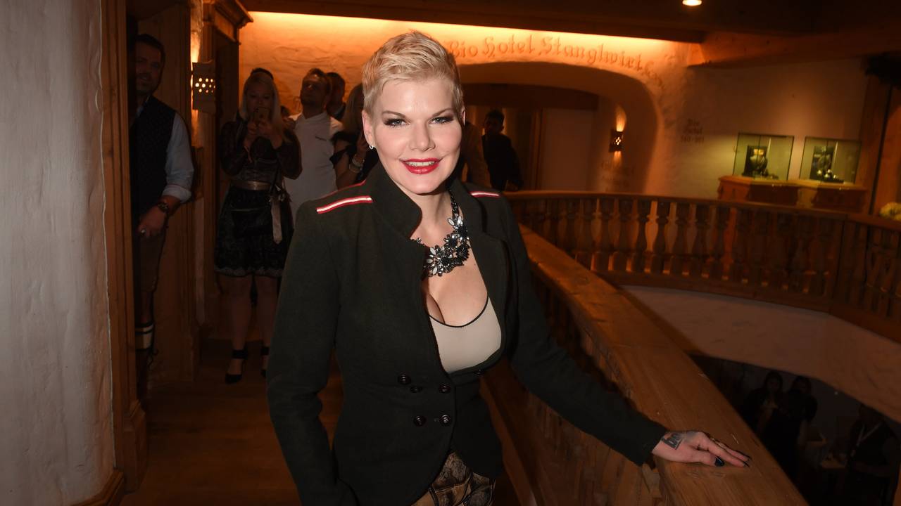 Die TV-Darstellerin Melanie Müller feiert im Jahr 2020 auf Mallorca bei der Weißwurstparty im Stanglwirt: Melanie Müller macht sich große Sorgen um ihren Mann Mike Blümer. Sie erklärt, dass er wegen einer OP im Rollstuhl landen könnte.