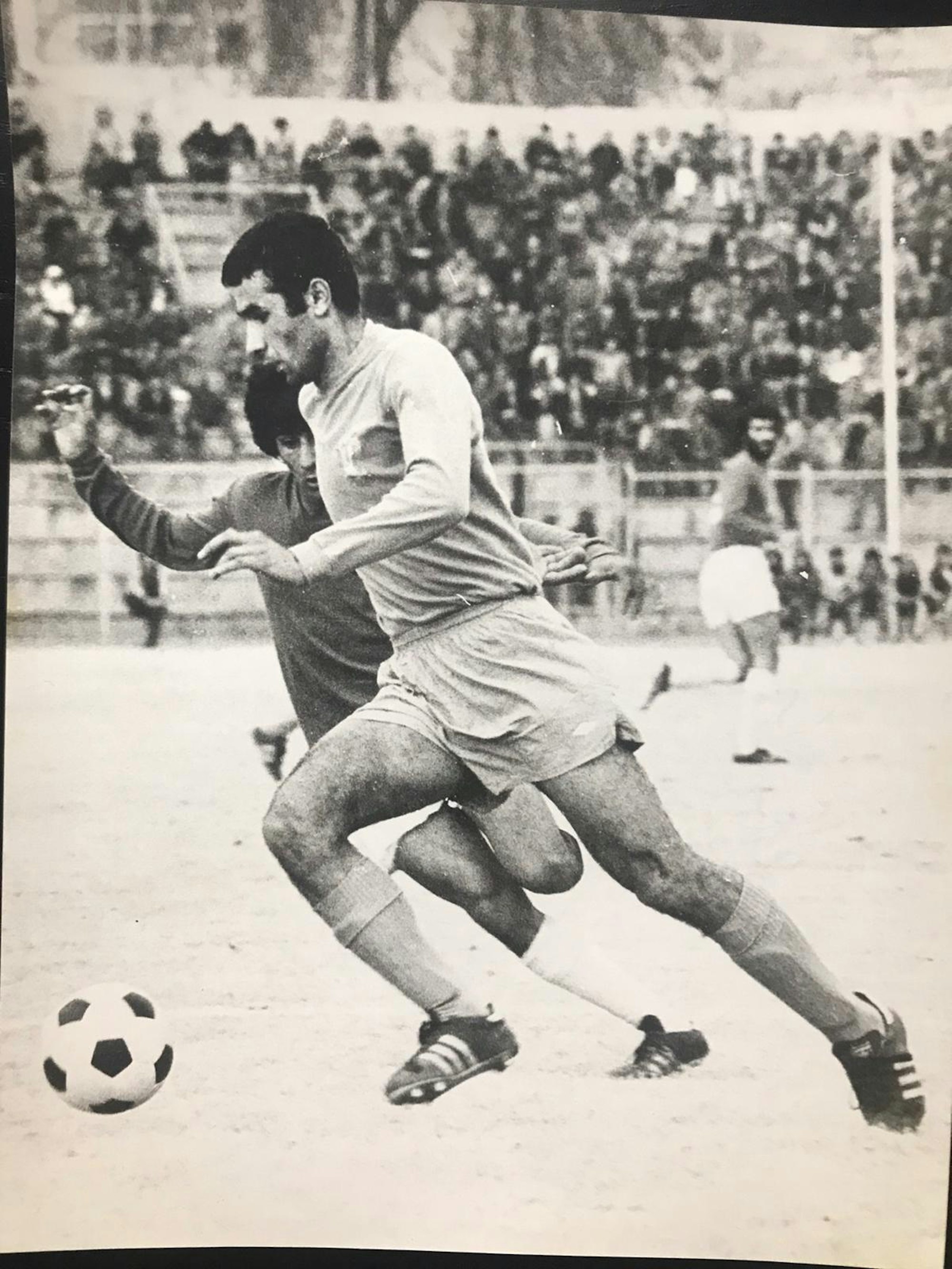 Ali Sajadi als aktiver Fußballer in den 1970ern au dem Feld.