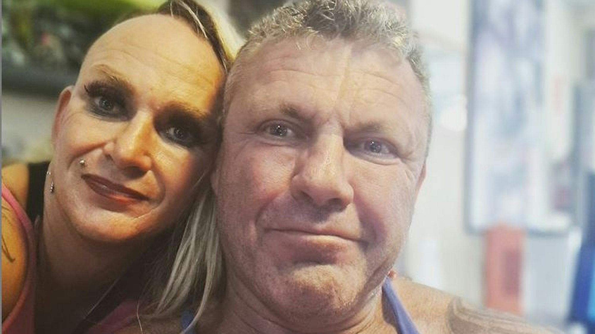 Caro und Andreas Robens lächeln für ein Selfie in die Kamera.