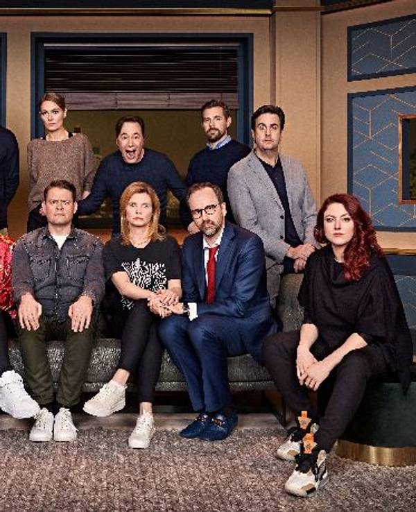 Anke Engelke, Tommi Schmitt, Larissa Rieß, Martine Hill, Max Giermann, Show-Host Bully Herbig, Annette Frier, Klaas Heufer-Umlauf, Kurt Krömer, Bastian Pastewka und Thanee (v. l.). auf einem Gruppenbild im Studio.