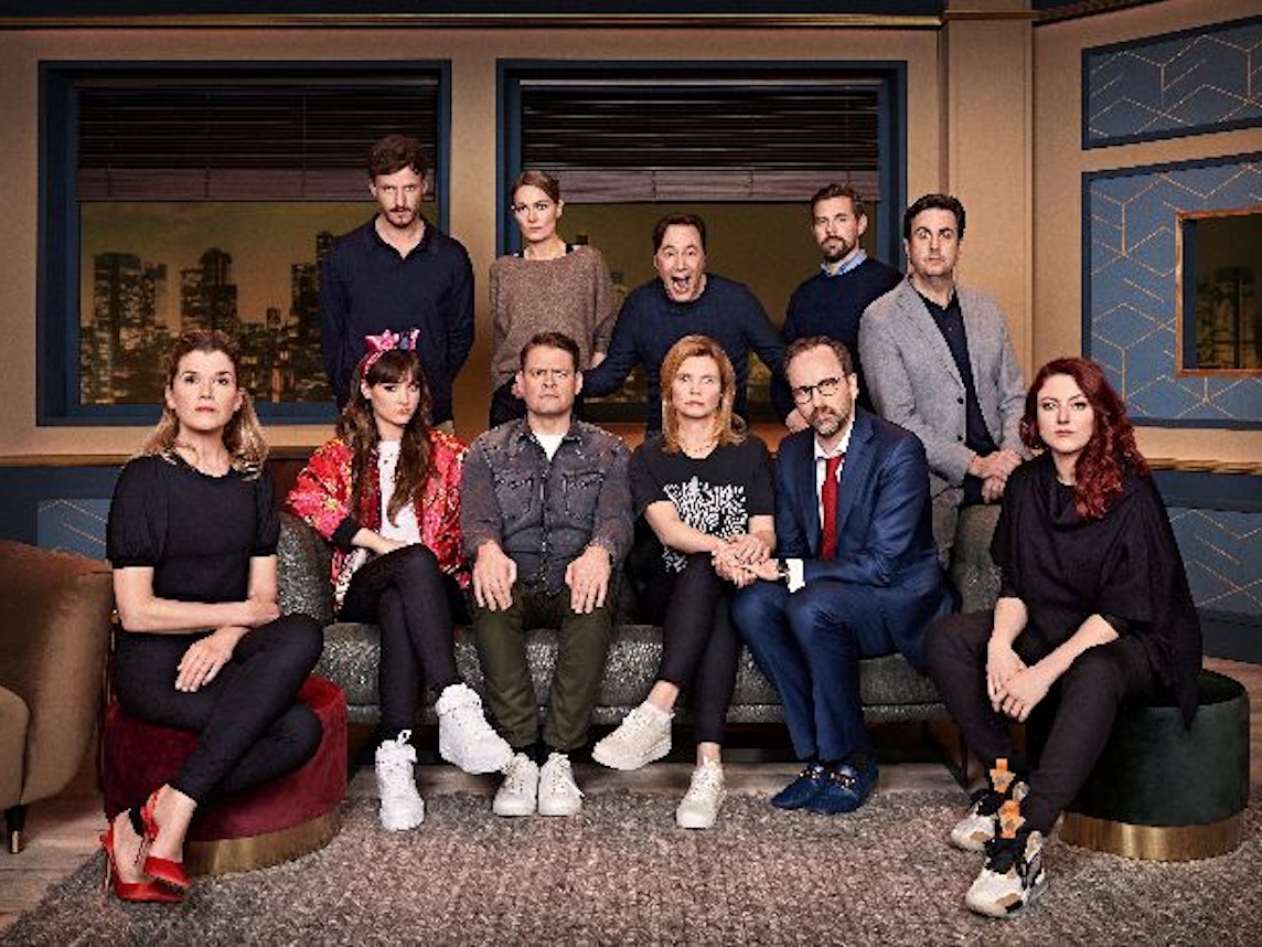 Anke Engelke, Tommi Schmitt, Larissa Rieß, Martine Hill, Max Giermann, Show-Host Bully Herbig, Annette Frier, Klaas Heufer-Umlauf, Kurt Krömer, Bastian Pastewka und Thanee (v. l.). auf einem Gruppenbild im Studio.