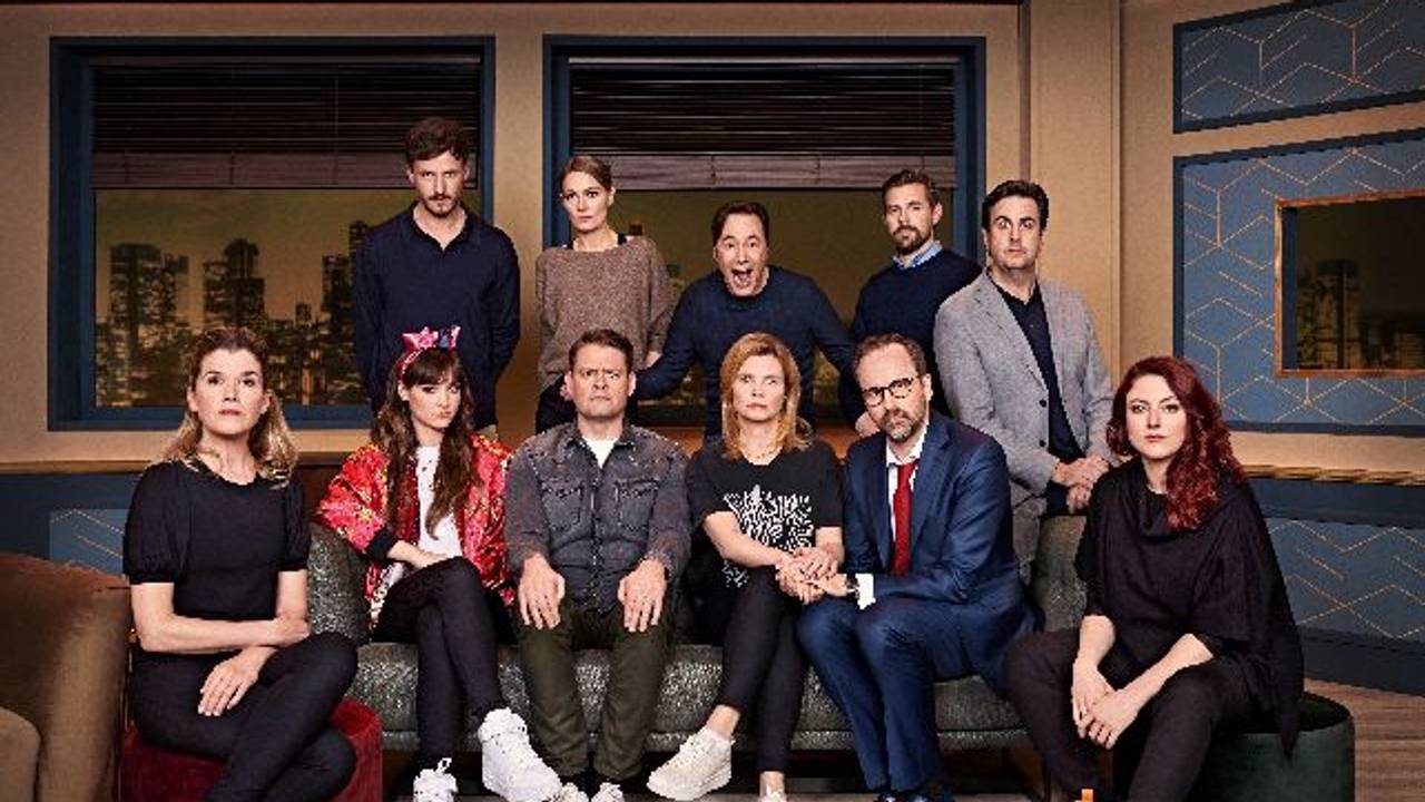 Anke Engelke, Tommi Schmitt, Larissa Rieß, Martine Hill, Max Giermann, Show-Host Bully Herbig, Annette Frier, Klaas Heufer-Umlauf, Kurt Krömer, Bastian Pastewka und Thanee (v. l.). auf einem Gruppenbild im Studio.