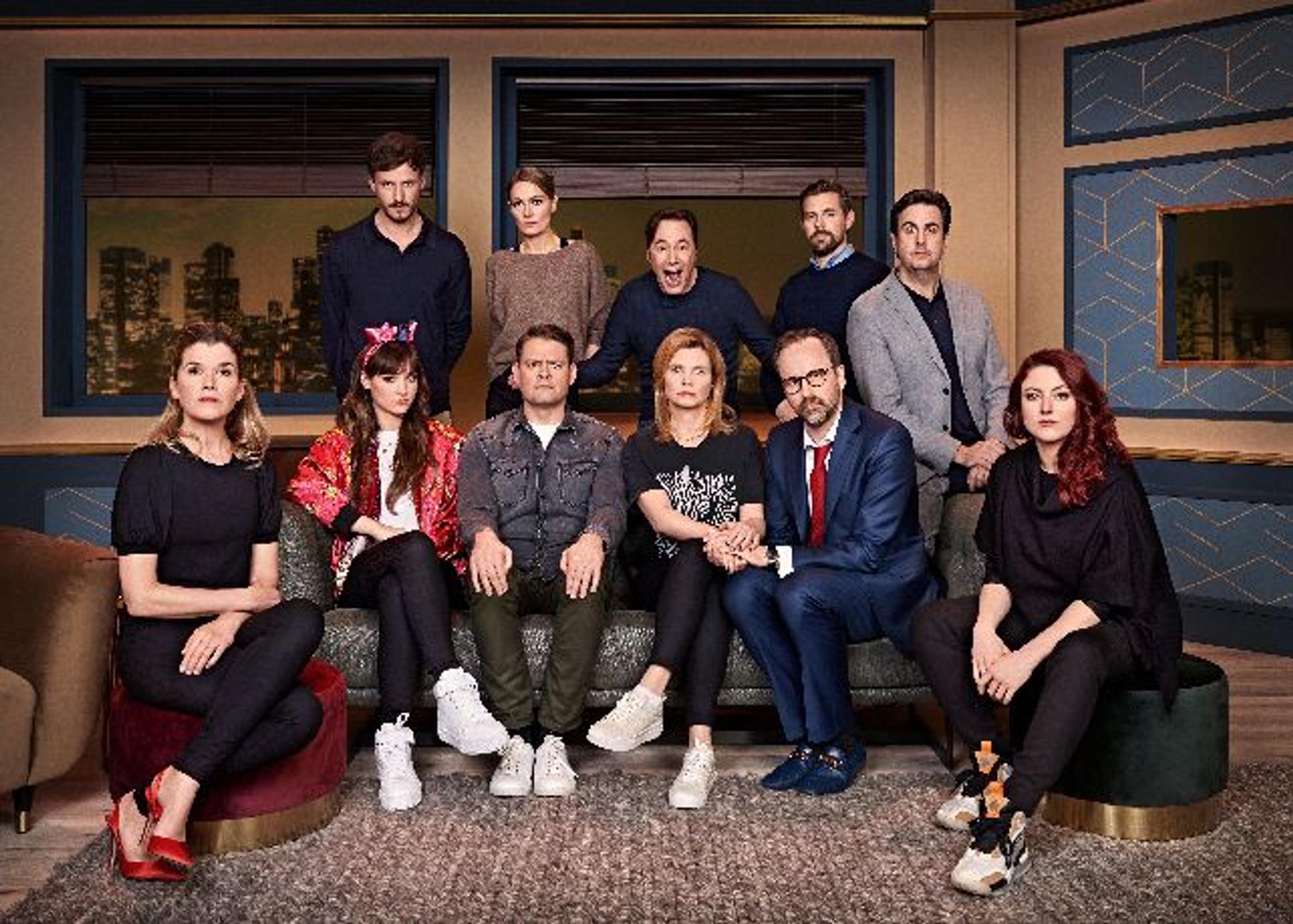 Anke Engelke, Tommi Schmitt, Larissa Rieß, Martine Hill, Max Giermann, Show-Host Bully Herbig, Annette Frier, Klaas Heufer-Umlauf, Kurt Krömer, Bastian Pastewka und Thanee (v. l.). auf einem Gruppenbild im Studio.