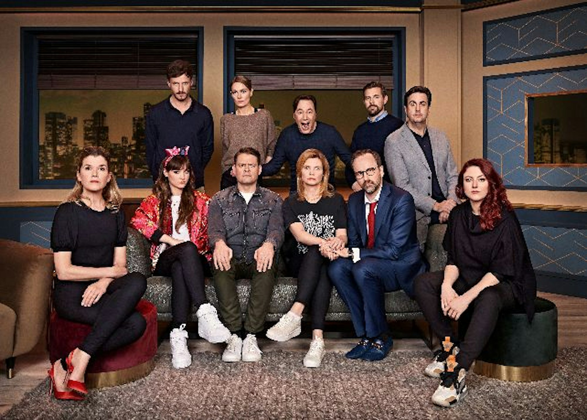 Anke Engelke, Tommi Schmitt, Larissa Rieß, Martine Hill, Max Giermann, Show-Host Bully Herbig, Annette Frier, Klaas Heufer-Umlauf, Kurt Krömer, Bastian Pastewka und Thanee (v. l.). auf einem Gruppenbild im Studio.