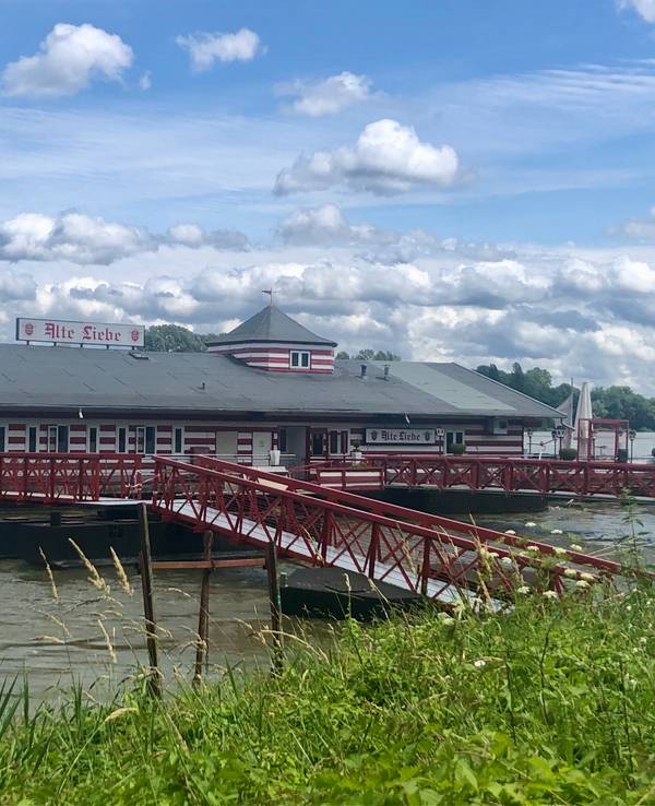 Das Bootshaus „Alte Liebe“ auf dem Rhein in Rodenkirchen.