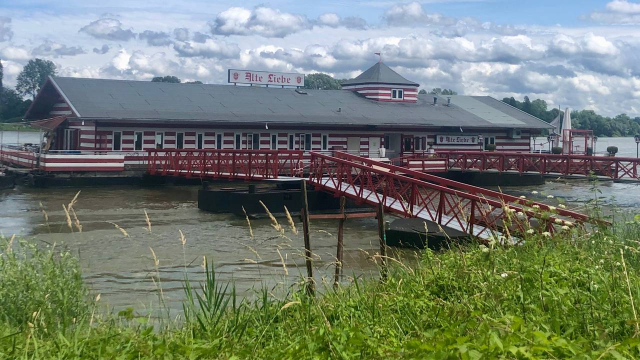 Das Bootshaus „Alte Liebe“ auf dem Rhein in Rodenkirchen.
