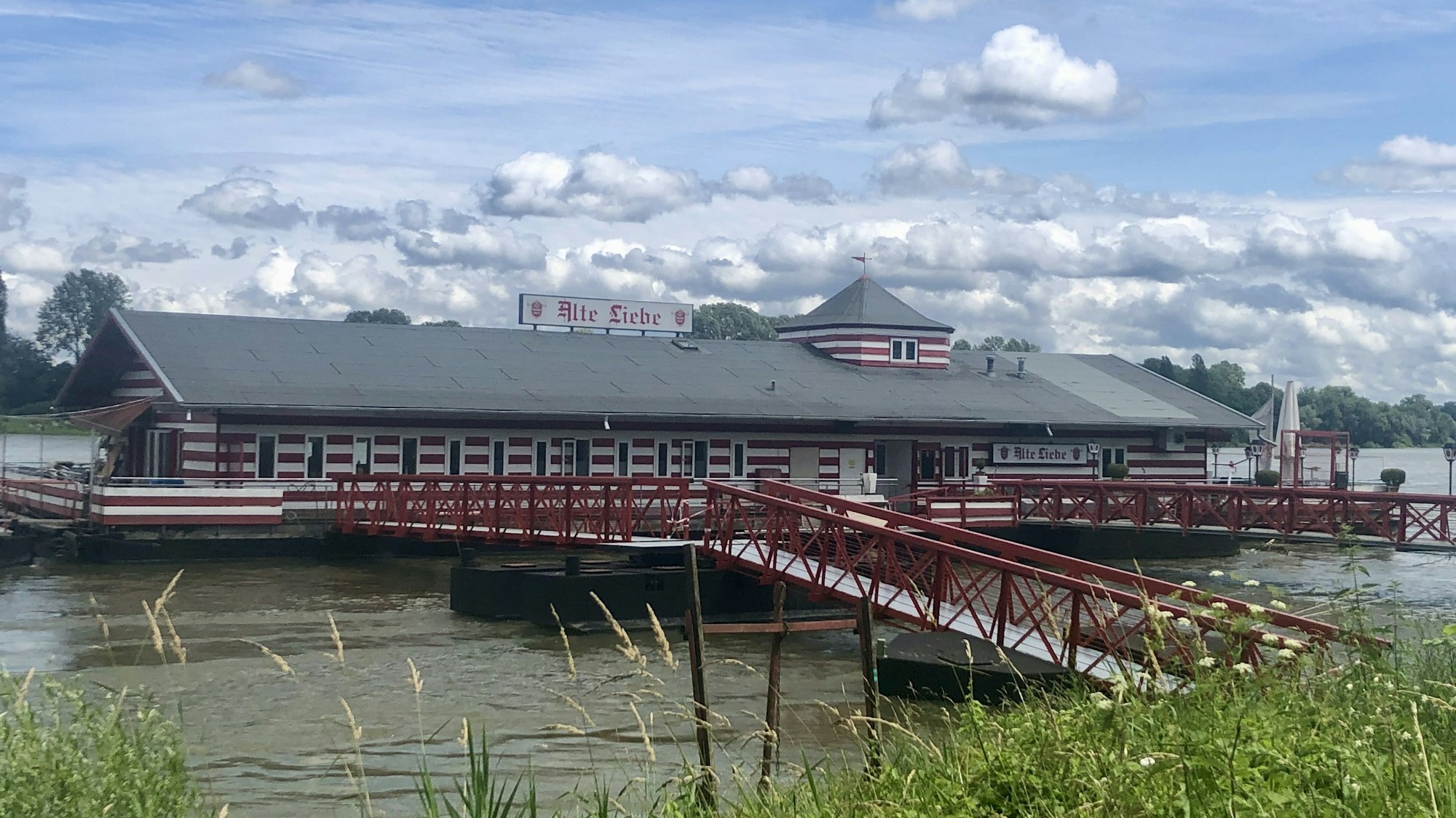 Das Bootshaus „Alte Liebe“ auf dem Rhein in Rodenkirchen.