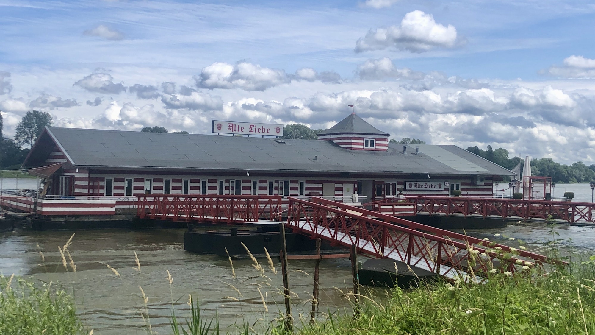 Das Bootshaus „Alte Liebe“ auf dem Rhein in Rodenkirchen.