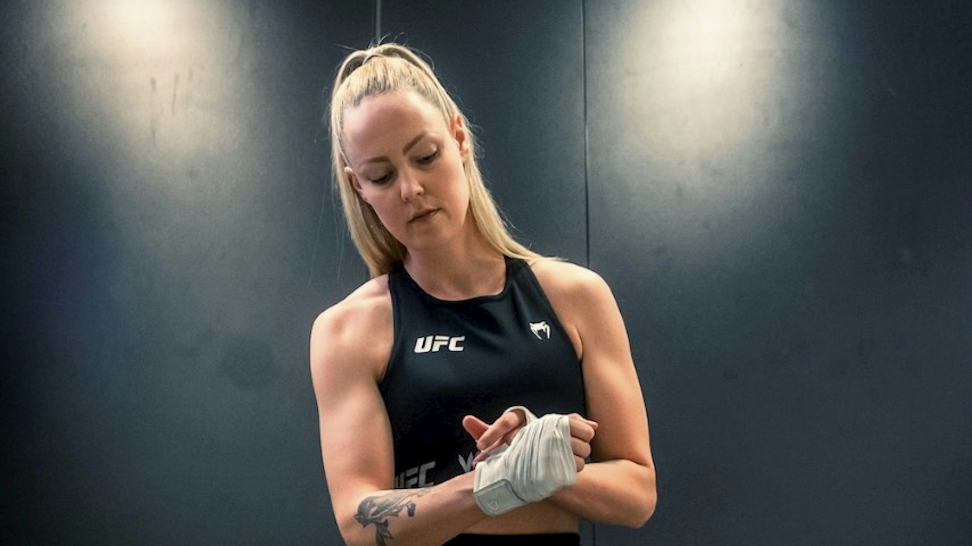 Hanna Hansen beim Tapen vor dem Training