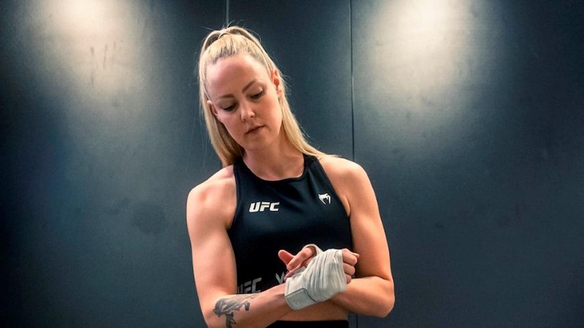Hanna Hansen beim Tapen vor dem Training