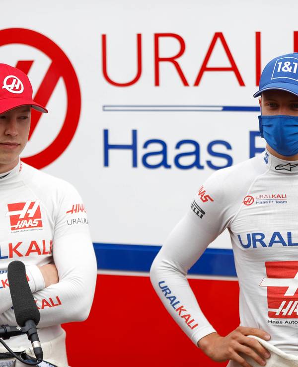 Nikita Mazepin (l.) und Mick Schumacher stehen vor dem Grand Prix von Österreich am 2. Juli in Spielberg im TV-Interview vor einer Medienwand.