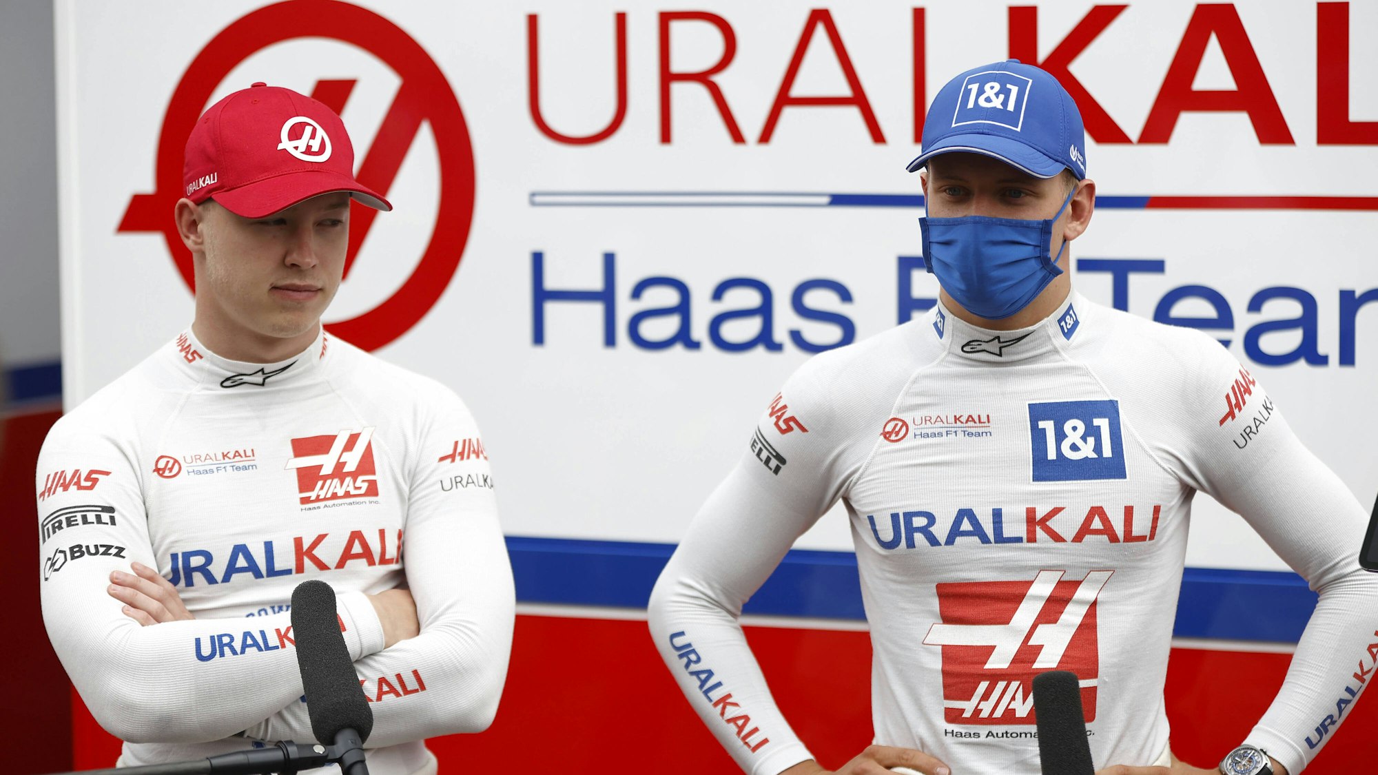 Nikita Mazepin (l.) und Mick Schumacher stehen vor dem Grand Prix von Österreich am 2. Juli in Spielberg im TV-Interview vor einer Medienwand.