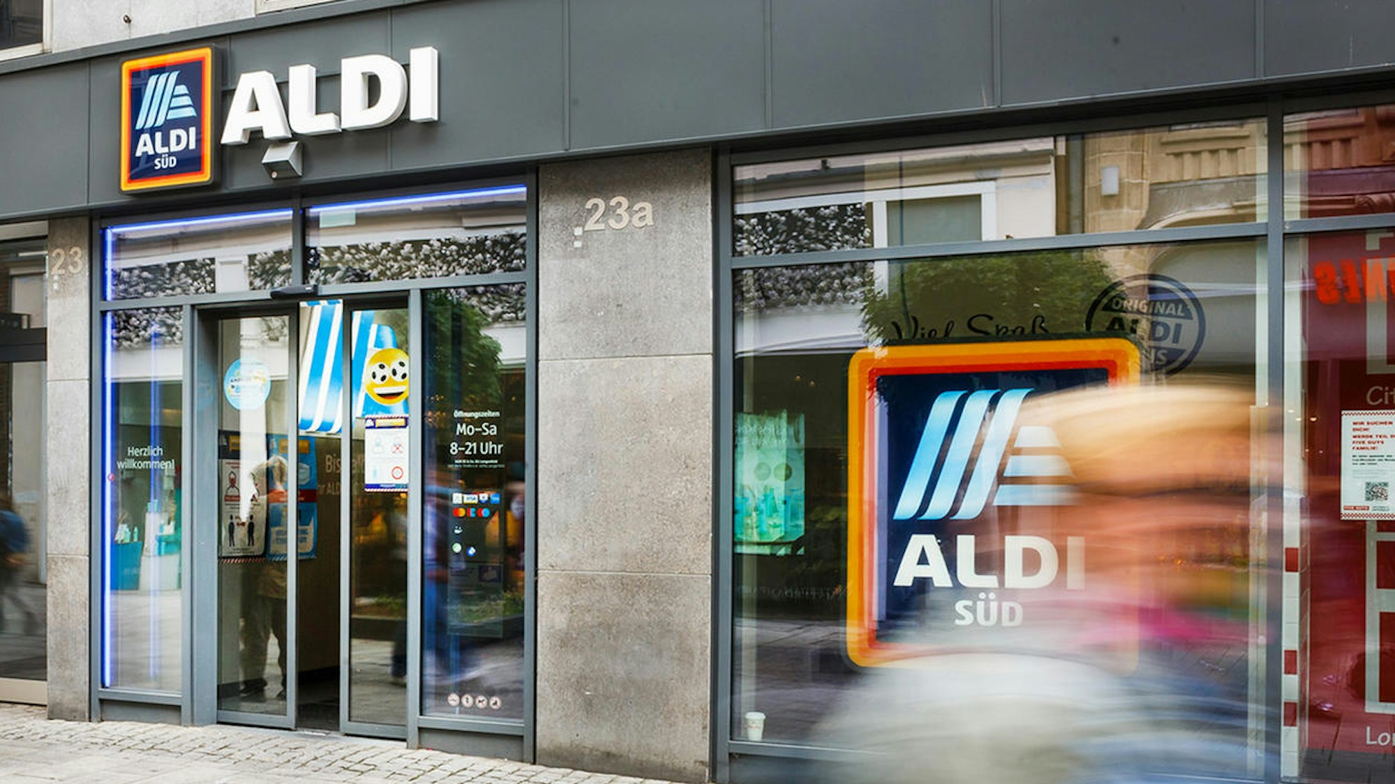 Eine Aldi-Filiale in Düsseldorf. Aldi Süd verkauft ab dem 15. Juli 2021 Pflanzen in kompostierbaren Blumentöpfen.