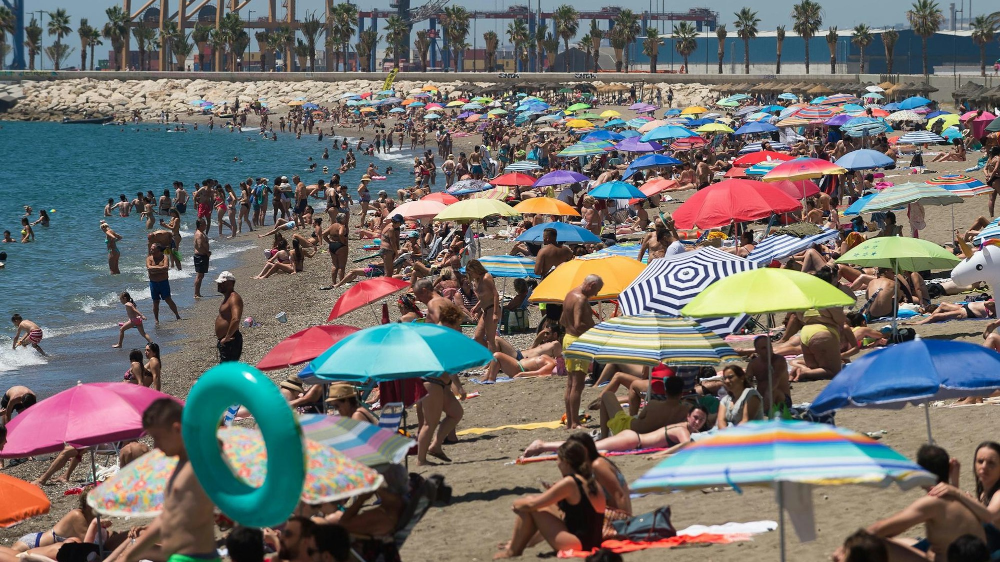 Menschen verbringen Zeit am Strand Malagueta an einem heißen Sommertag. In dem Land werden nun Höchsttemperaturen von über 40 Grad Celsius erwartet.