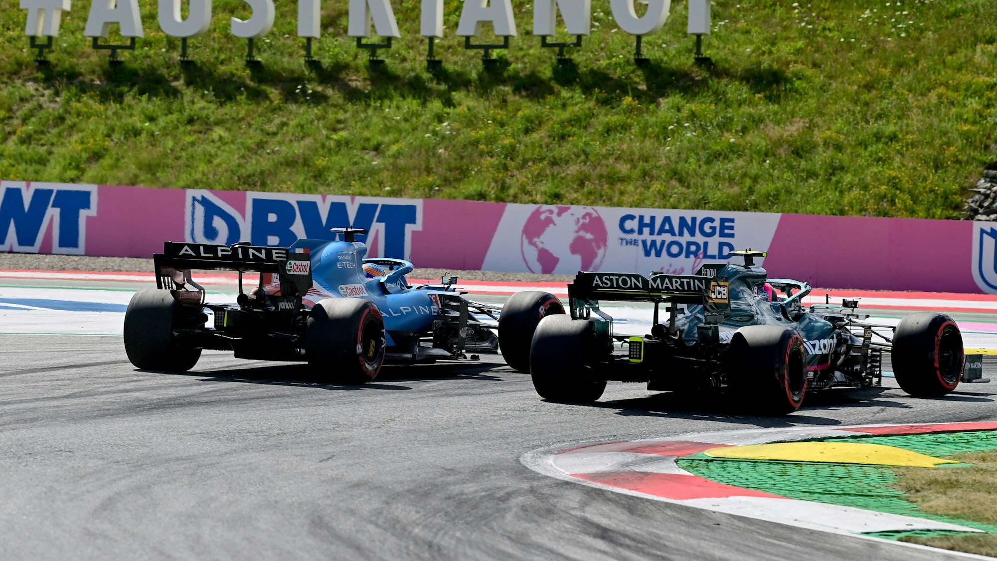 Sebastian Vettel und Fernando Alonso fahren im Qualifying der Formel 1 in Spielberg nebeneinander.