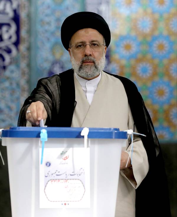 Ebrahim Raisi, Kandidat der Präsidentenwahl im Iran, bei der Stimmabgabe in einem Wahllokal am 18. Juni 2021.